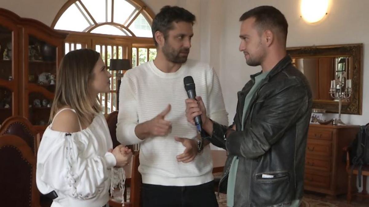 Cristina Ciobănașu este îmbrăcată într-o bluză albă cu umerii goi