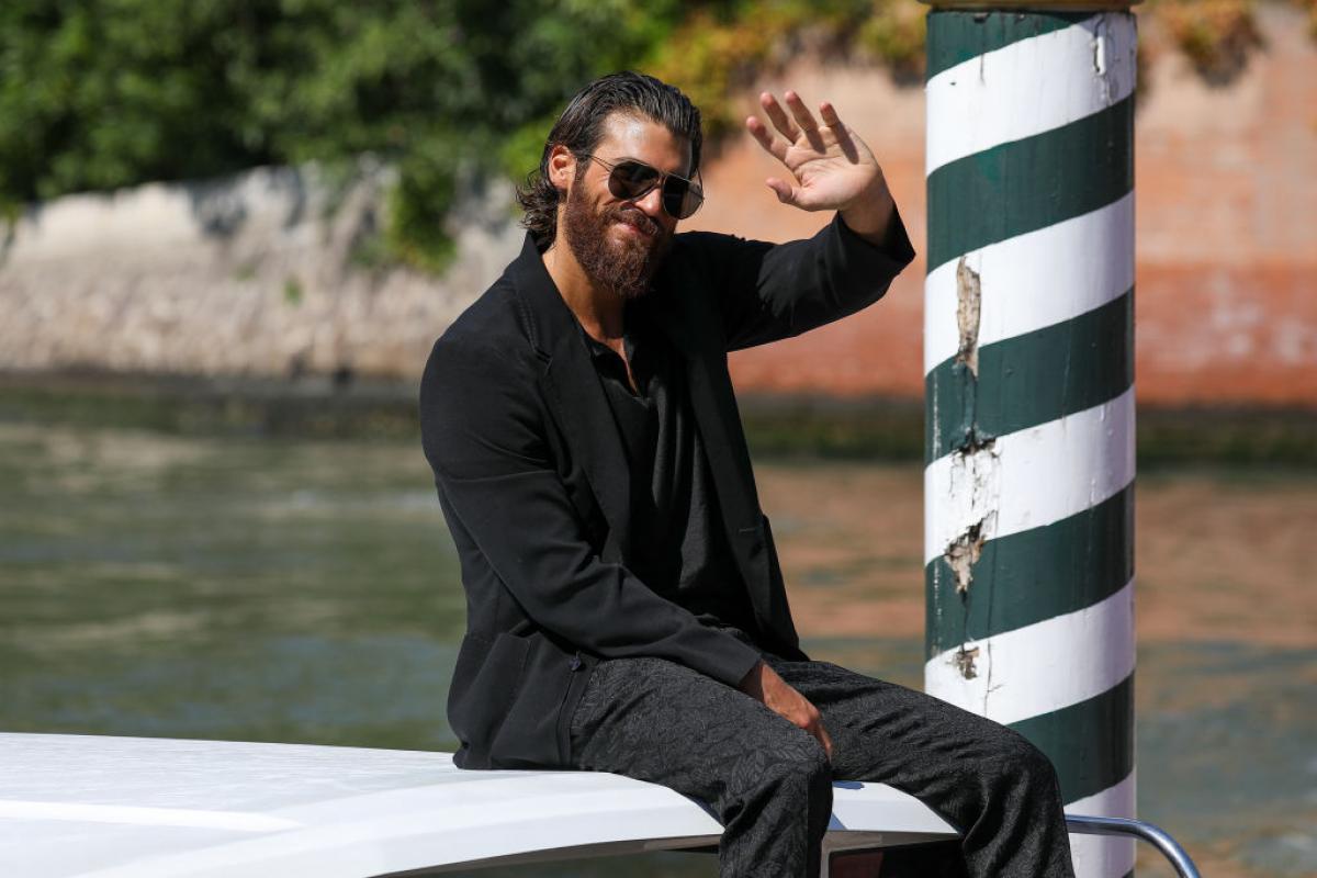 Can Yaman poartă ochelari negri și o ținută all-black