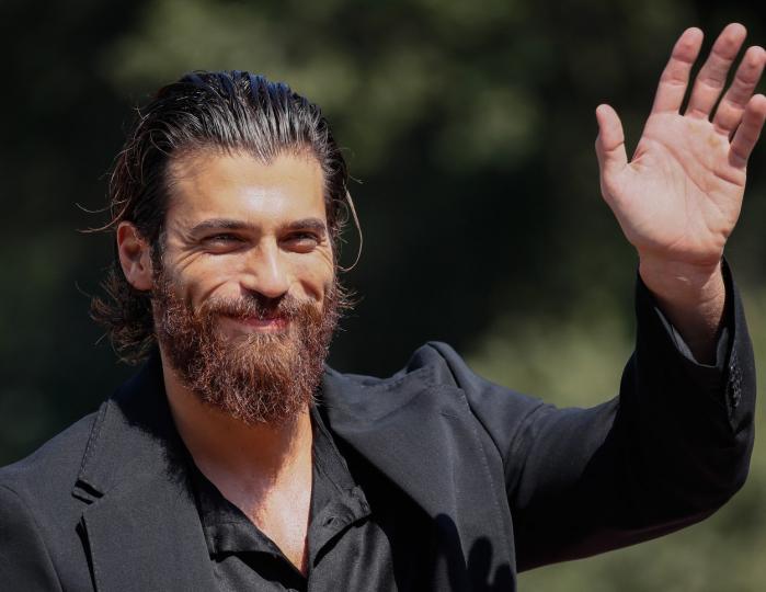 Can Yaman poartă o ținută all-black și are părul dat pe spate