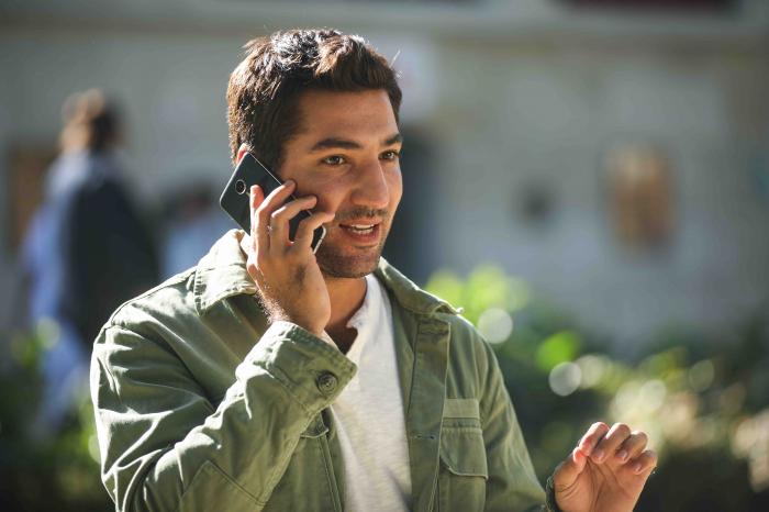 Berkay Ateş poartă un tricou alb și o cămașă verde