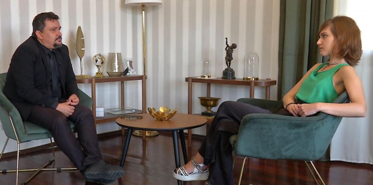 Marius Rizea este îmbrăcat într-o ținută sobră