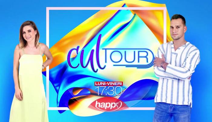 Criss Ciobănașu, în rochie galbenă, și Vlad Gherman privesc spre obiectivul camerei foto, având în spate logo-ul CulTour pe un fundal albastru.