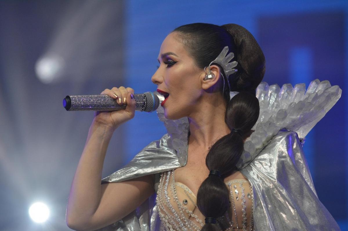 Natalia Oreiro poartă un costum de gală în cadrul unui concert