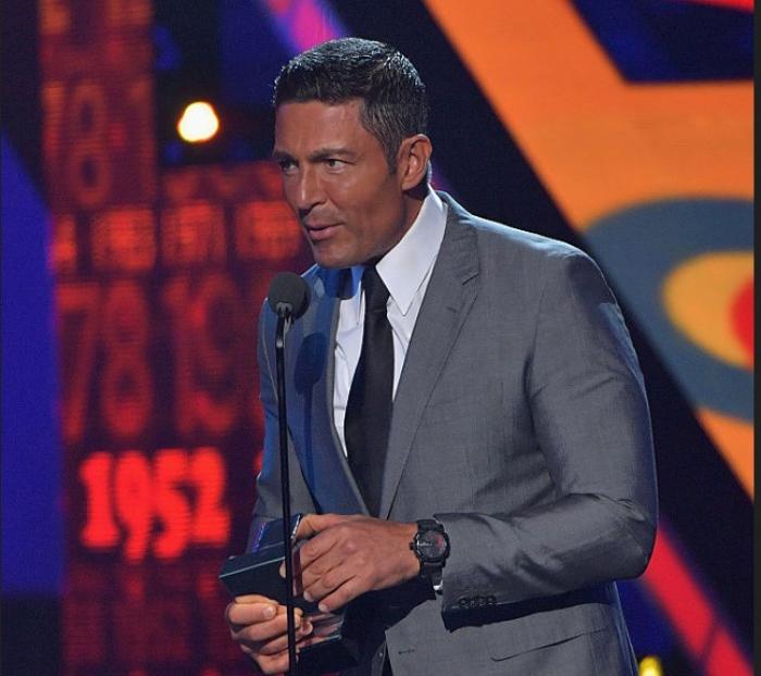 Fernando Colunga este îmbrăcat într-o cămașă albă și un costum gri