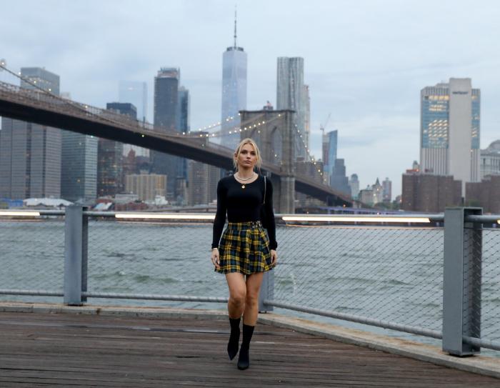 Irina Baeva poartă o fustă scurtă și cizme lungi