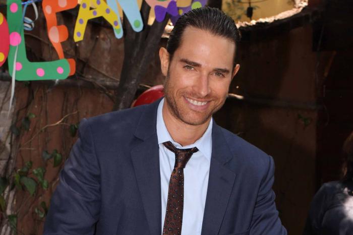 Sebastian Rulli poartă o cămașă albastră și un sacou albastru închis