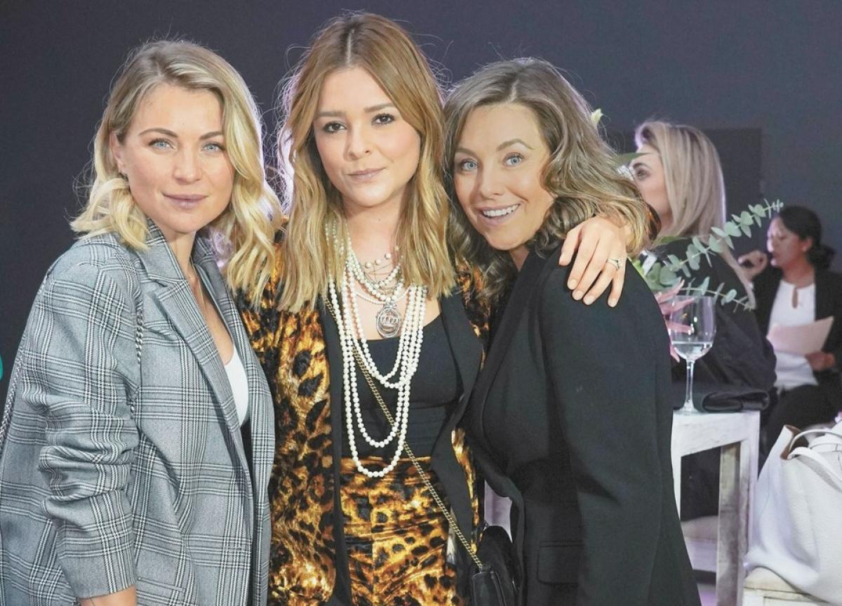 Grettell Valdez poartă un costum leopard și are părul desprins