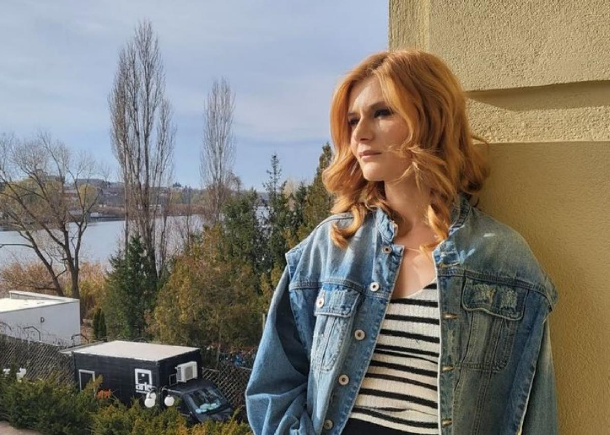 Anca Androne poartă un tricou cu dungi și o geacă de blugi