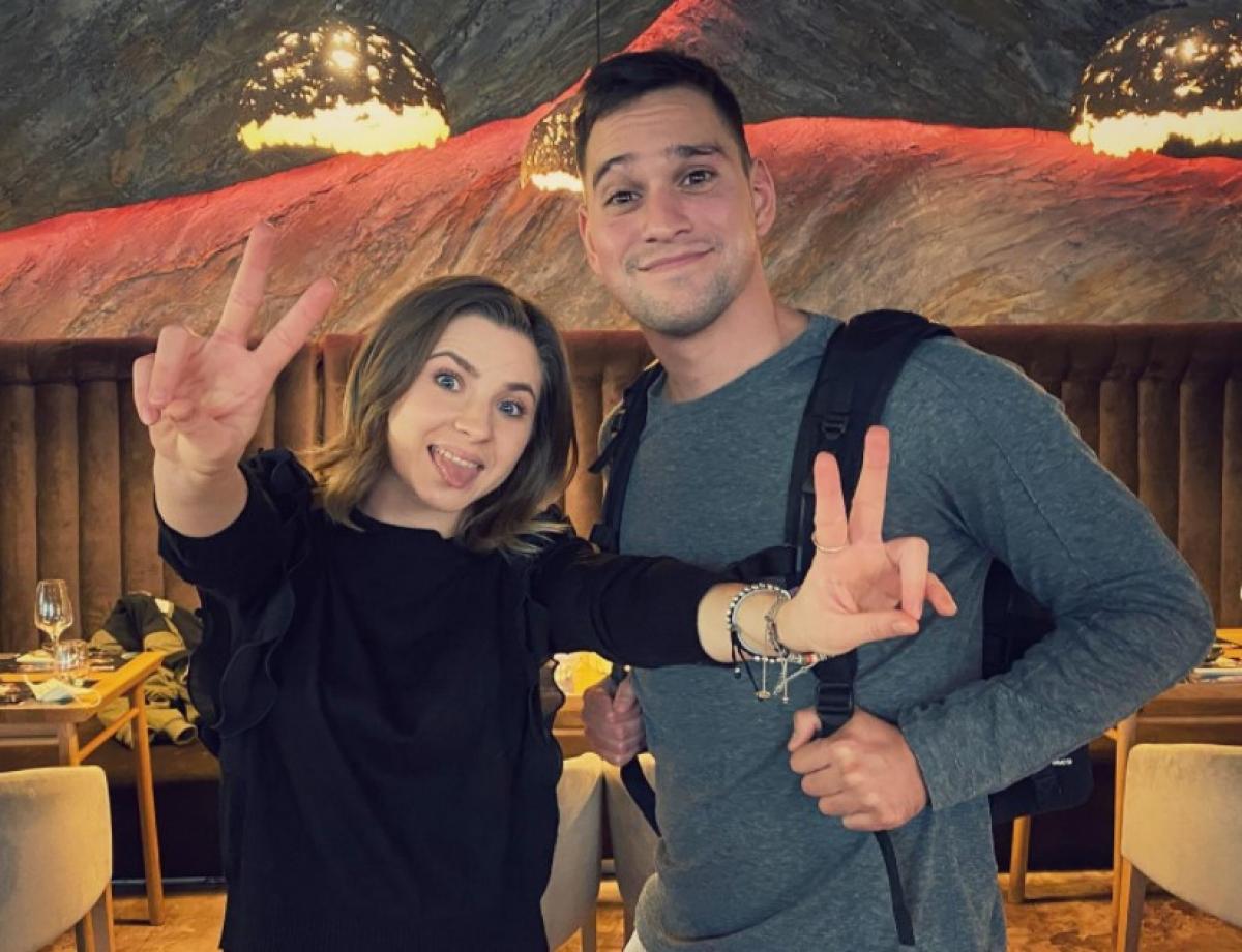 Criss și Vlad stau unul lângă altul și zâmbesc