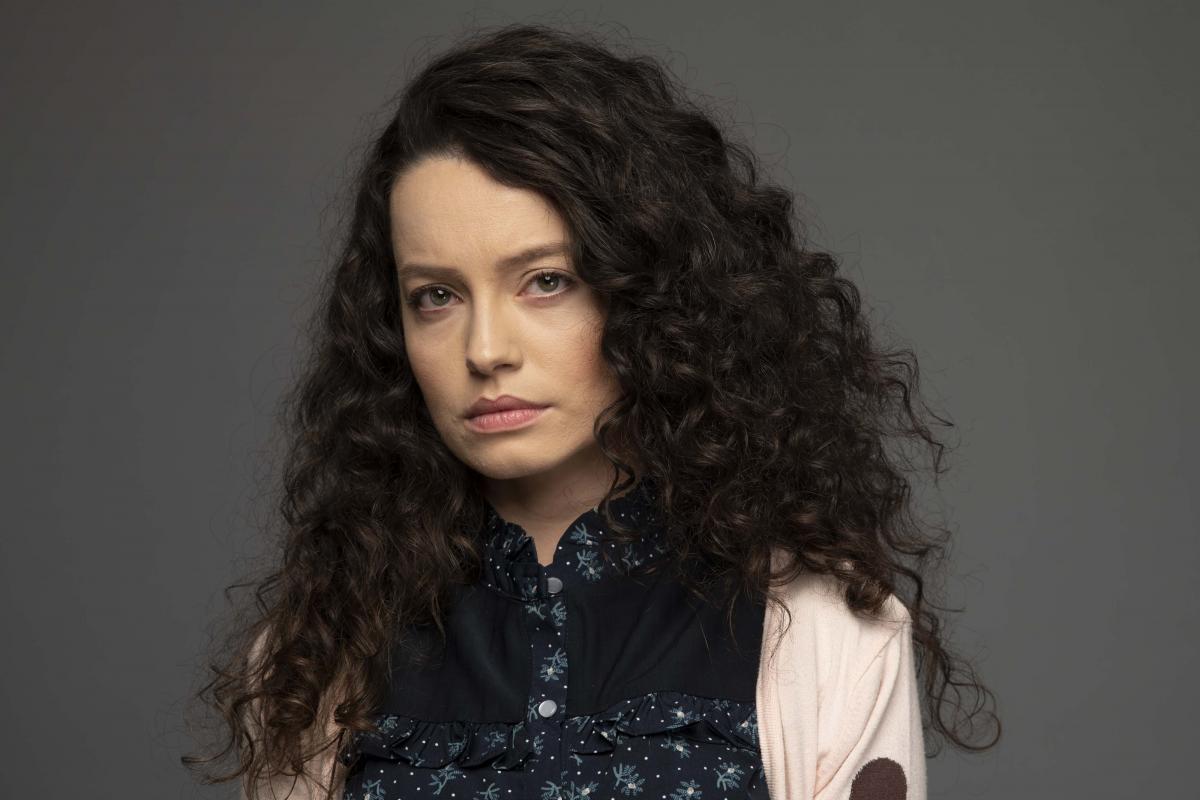 Gizem Arıkan poartă părul desprins și ondulat