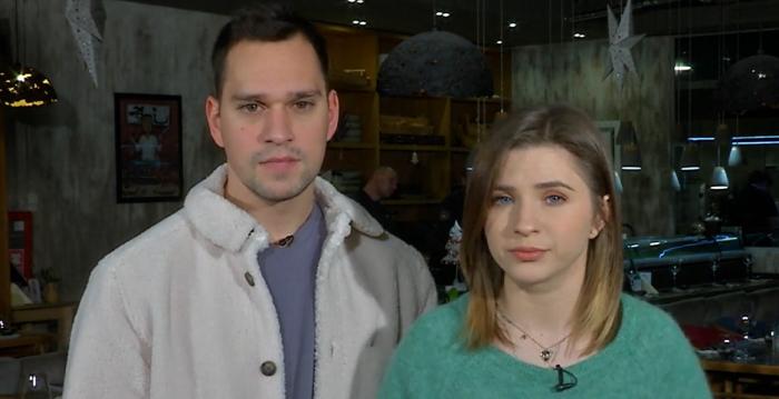 Criss poartă o bluză verde, iar Vlad un tricou gri și o jachetă albă