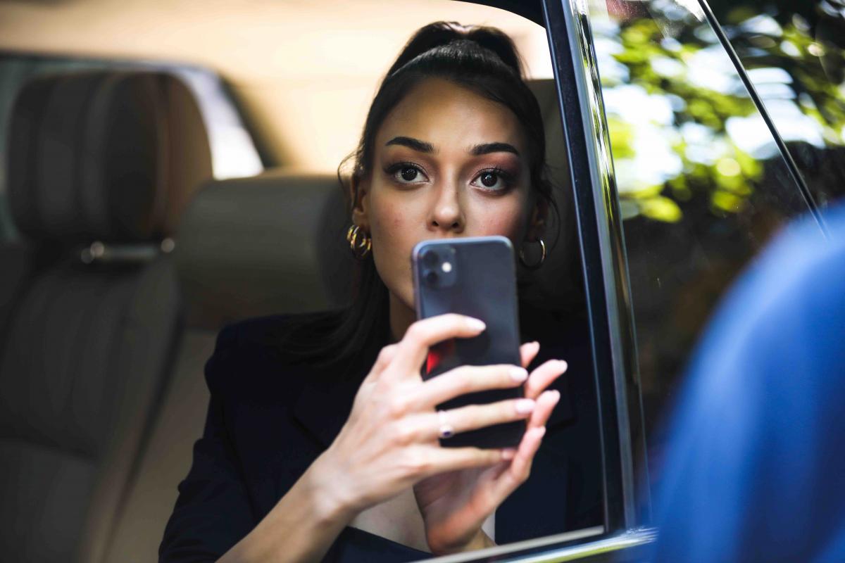 Dilan Çiçek Deniz poartă o bluză neagră și are părul prins în coadă