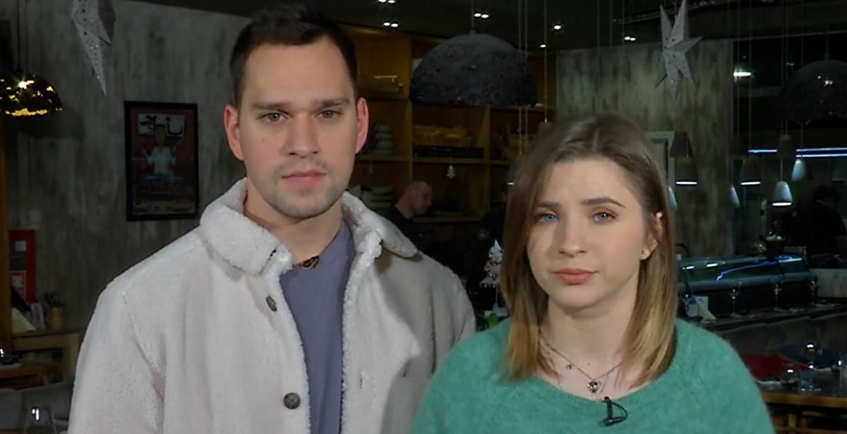 Vlad poartă un tricou gri și Criss poartă un pulover verde