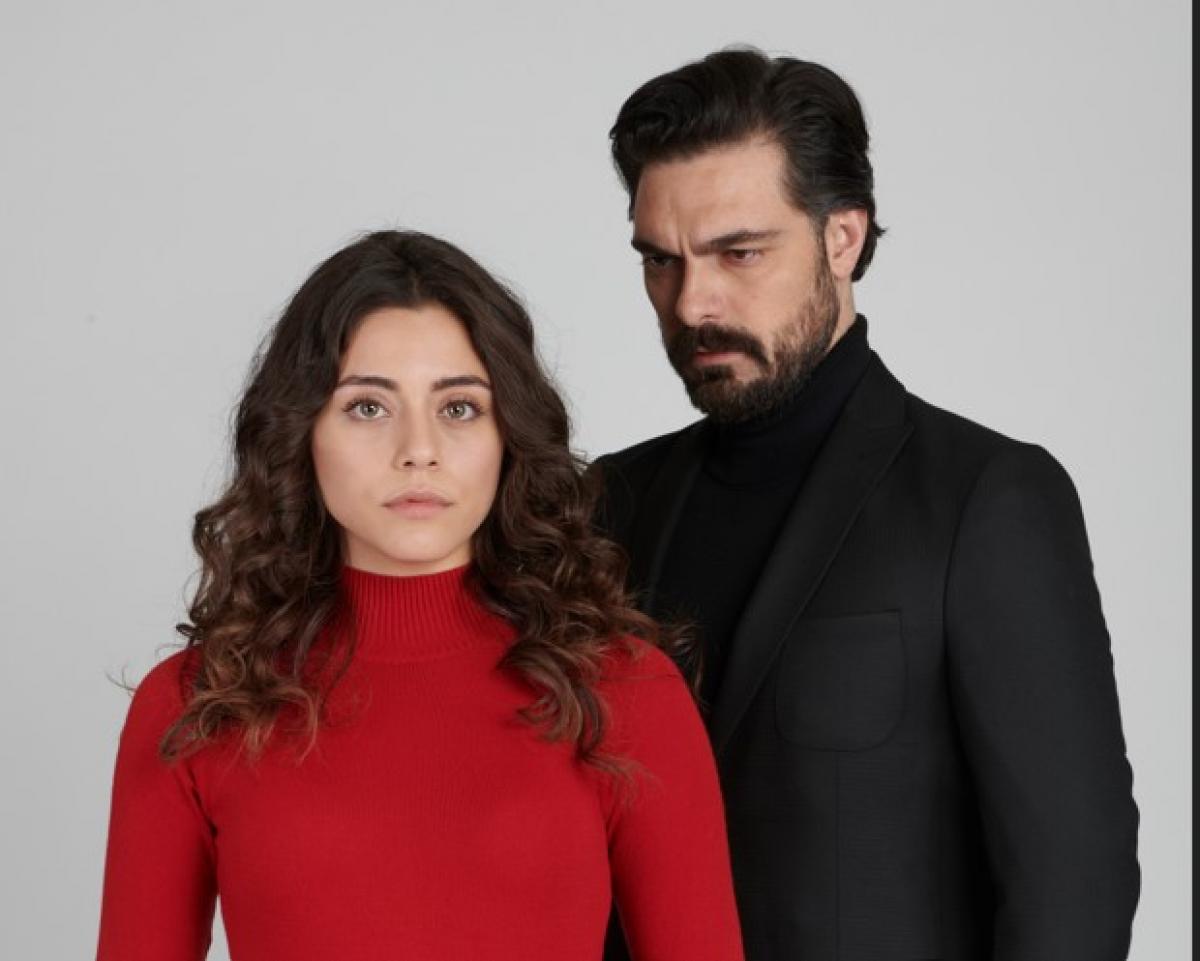 Sıla Türkoğlu este îmbrăcată într-un pulover roșu, pe gât