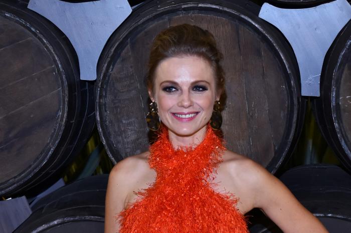 Ana Layevska poartă o rochie portocalie, fără mâneci