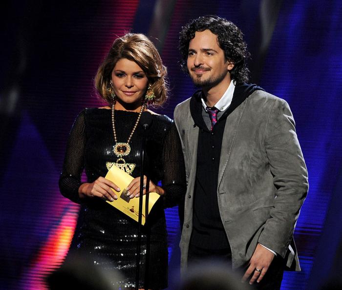 Itati Cantoral poartă o rochie neagră și are părul scurt și desprins