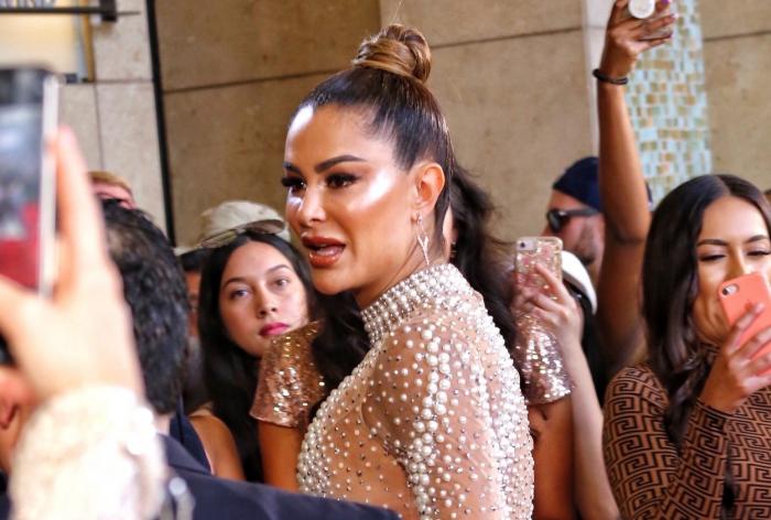 Ninel Conde poartă o bluză plină de perle și are părul prins în coc