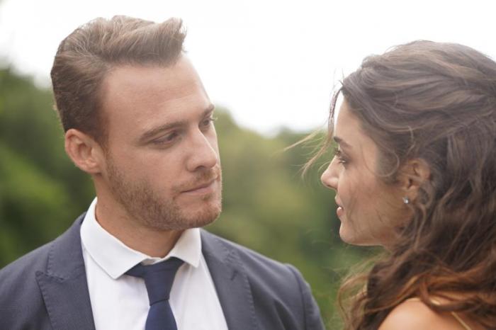 Hande Erçel si Kerem Bürsin se uită unul la altul