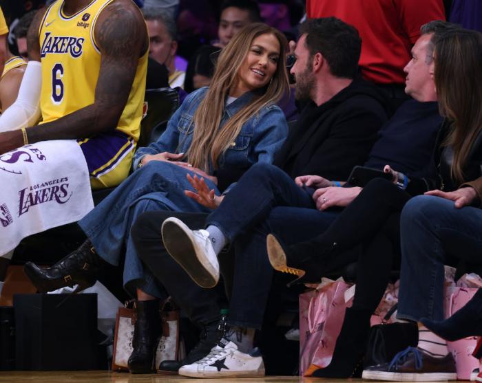 Jennifer Lopez se uită în ochii lui Ben Affleck