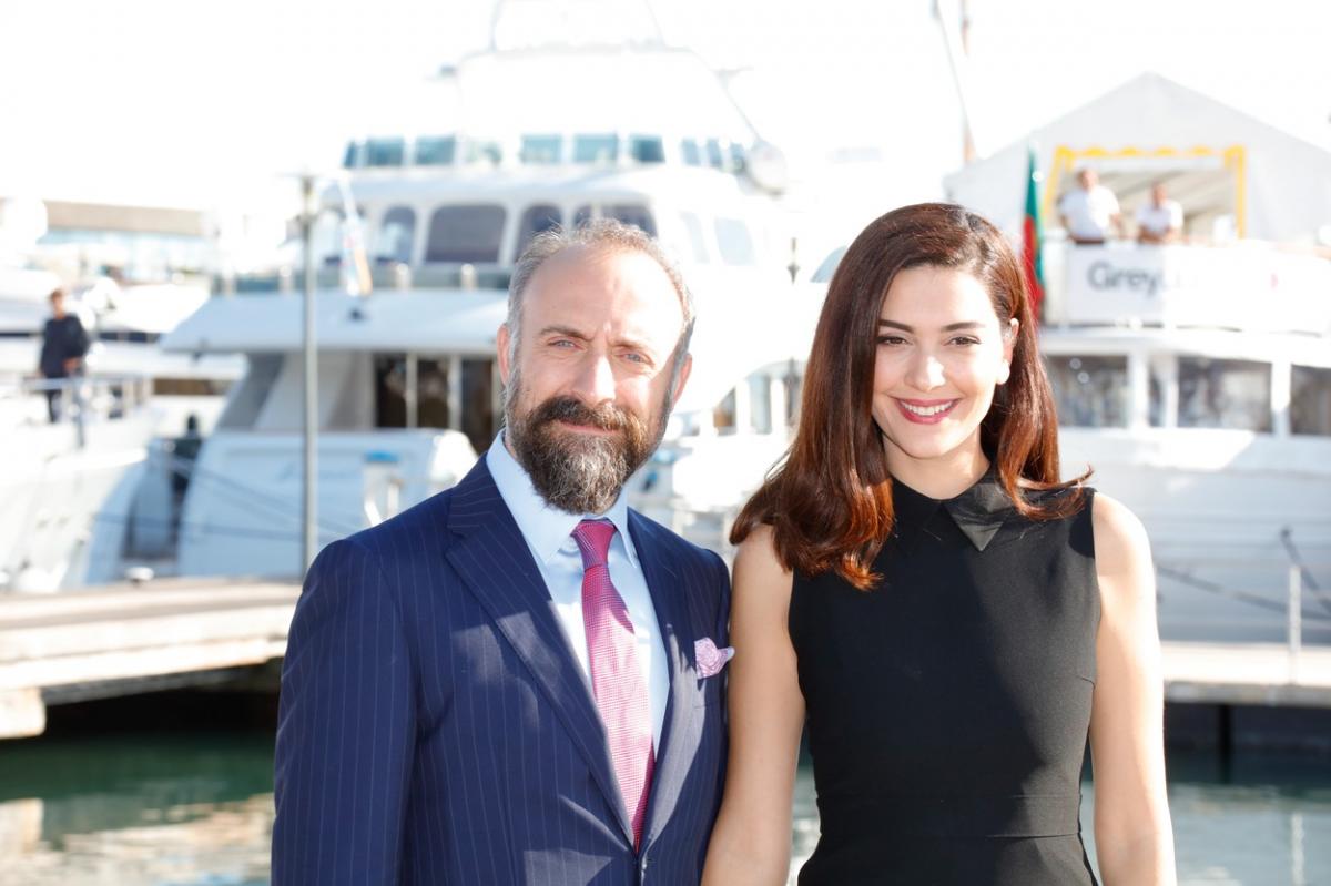 Berguzar Korel și Halit Ergenc stau unul lângă celălalt