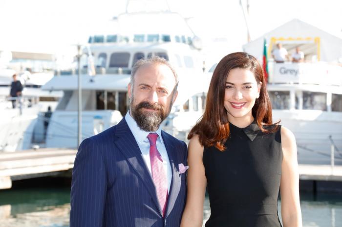 Berguzar Korel și Halit Ergenc stau unul lângă celălalt