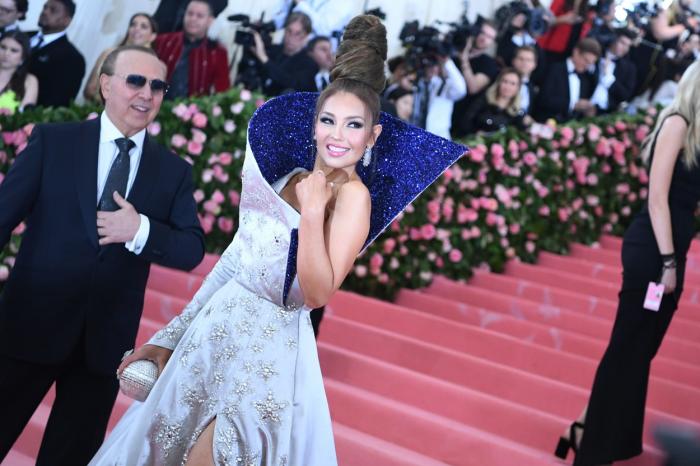 Thalia poartă o rochie de gală și are părul prins într-un coc imens