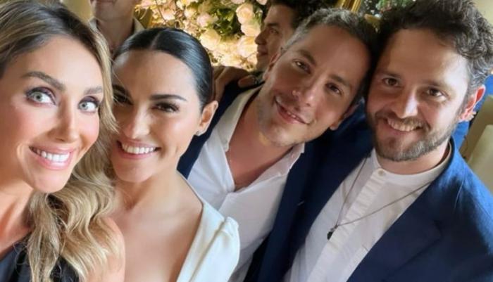 Anahi, Maite Perroni, Christian Chavez și Christopher Uckermann zâmbesc și stau unul lângă celălalt