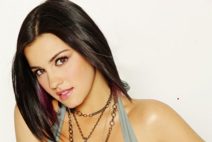 Maite Perroni are părul scurt, tins bob și poartă mărgele la gât