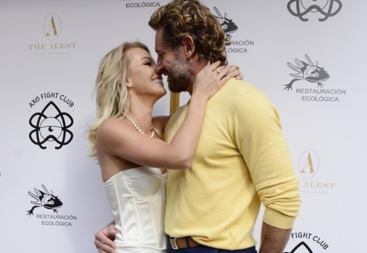 Irina Baeva poartă o rochie albă fără mâneci și îl sărută pe Gabriel Soto