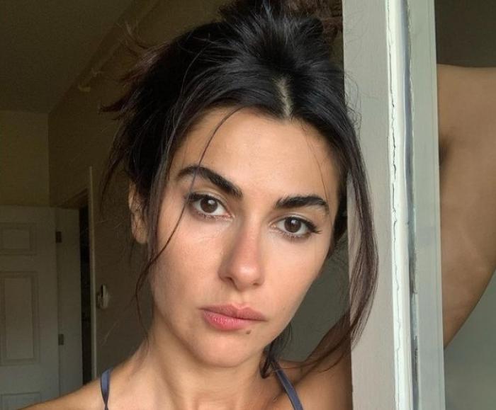 Nesrin Cavadzade poartă părul prins în coc