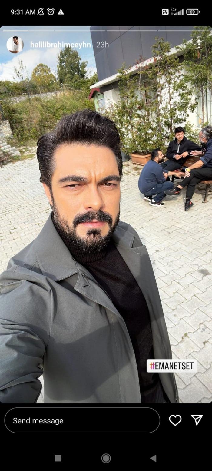 Halil Ibrahim Ceyhan poartă o maletă neagră și un sacou gri