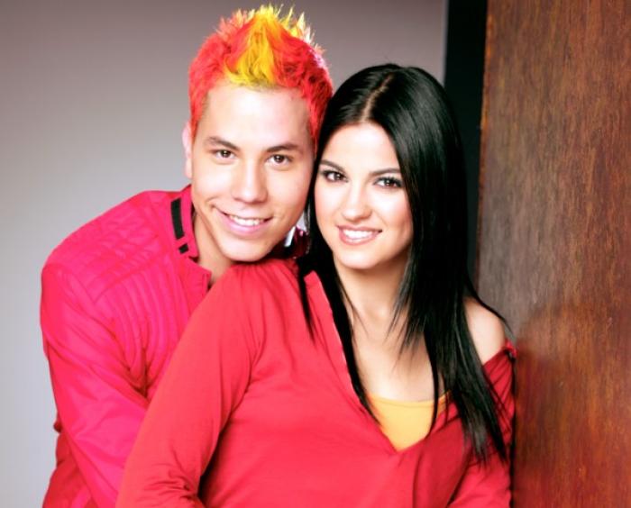 Christian Chavez o ține în brațe pe Maite Perroni și zâmbește