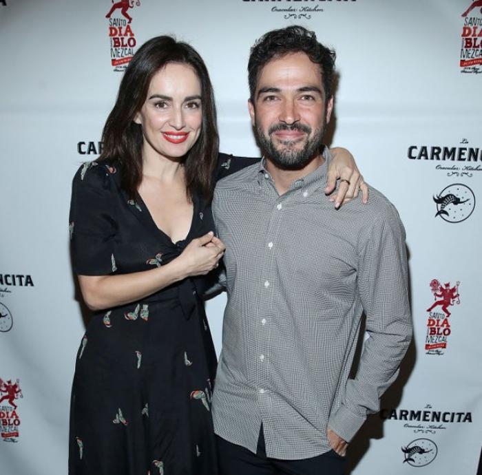 Alfonso Herrera stă alături de Ana de la Reguera pe covorul roșu. Actrița îl ține cu mâna stângă de gât