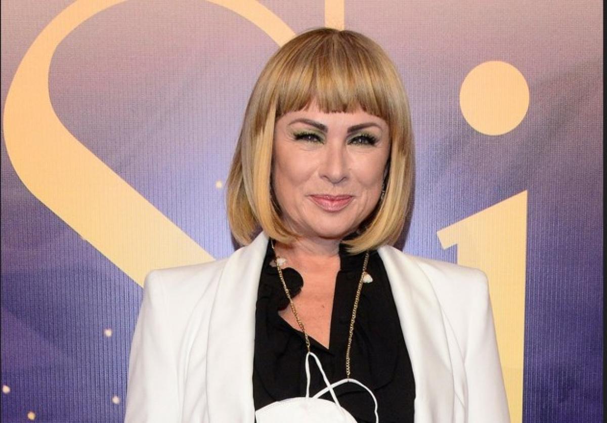 Lety Calderon poartă o cămață neagră și un costum alb și are părul scurt, cu breton