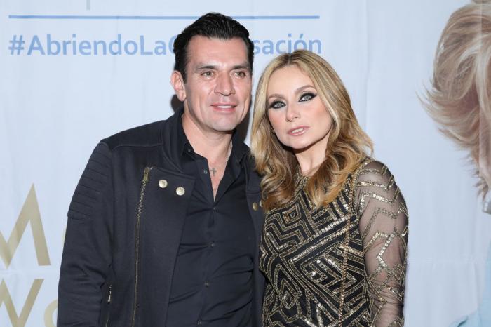 Jorge Salinas și Elizabeth Álvarez stau unul lângă celălalt și zâmbesc