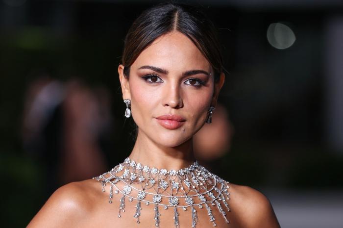 Eiza Gonzalez poartă un colier strălucitor și are părul prins în coc