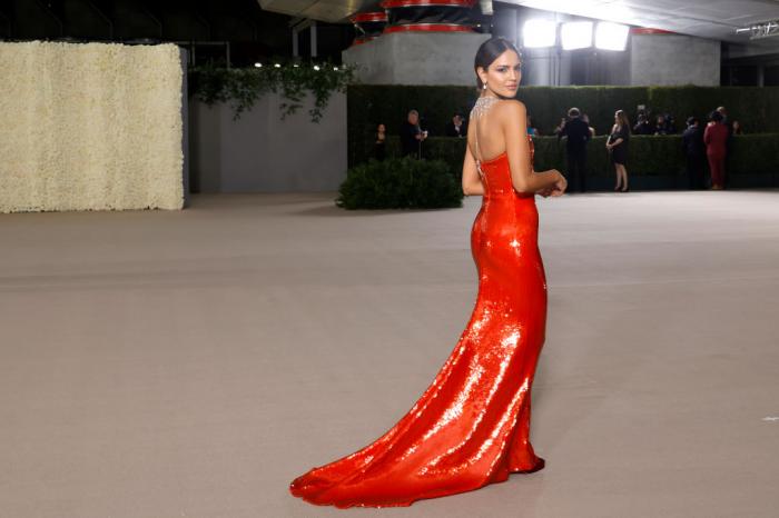 Eiza Gonzalez poartă o rochie roșie lungă, cu trenă