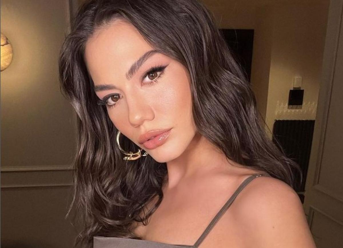 Demet Özdemir poartă o bluză fără mâneci și are părul desprins, ondulat