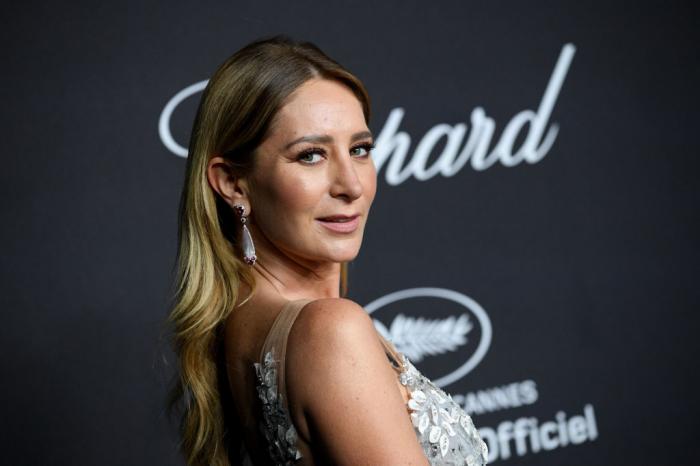 Géraldine Bazán poartă o rochie cu paiete și are părul coafat pe spate