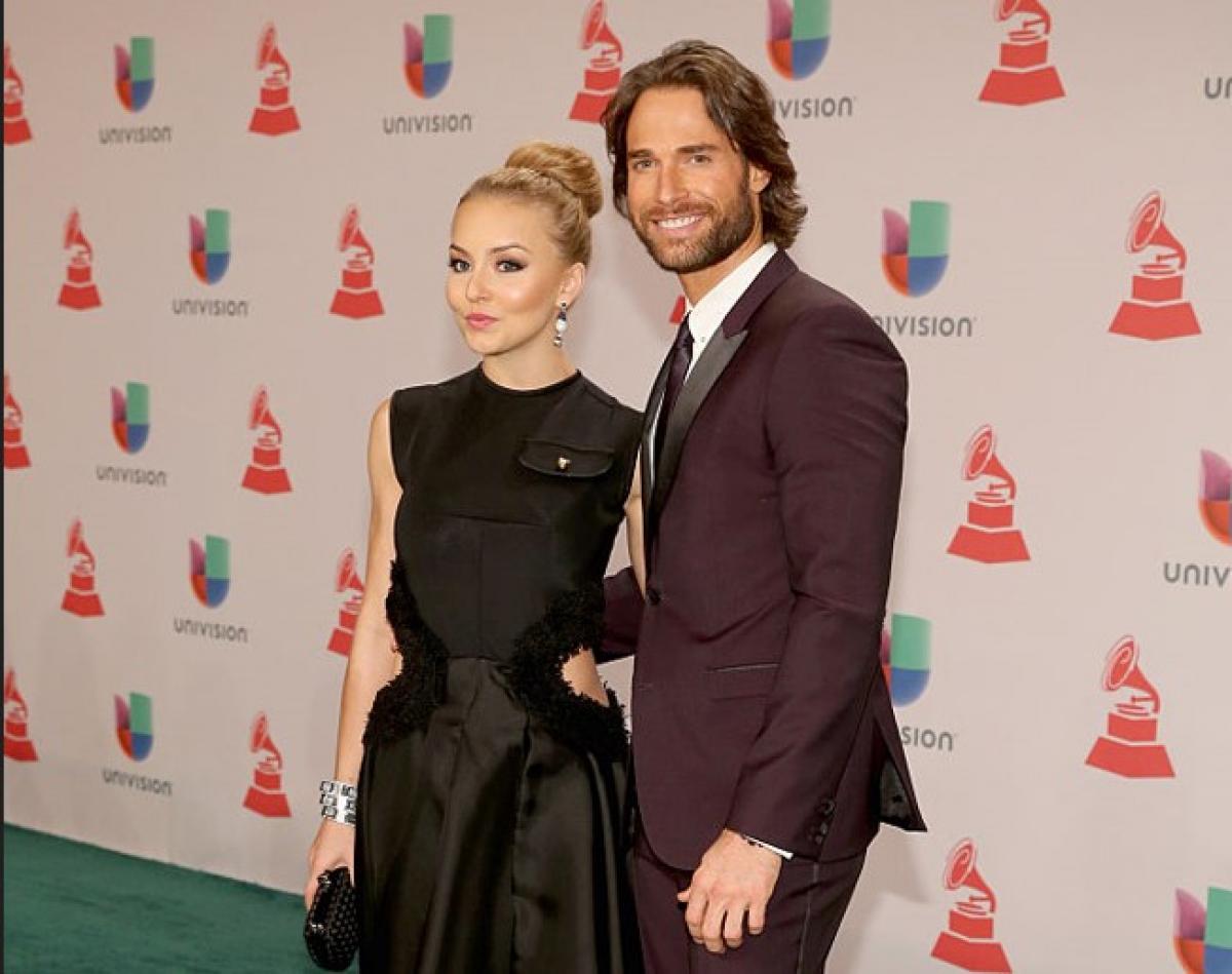 Sebastián Rulli și Angelique Boyer stau unul lângă celălalt pe covorul roșu