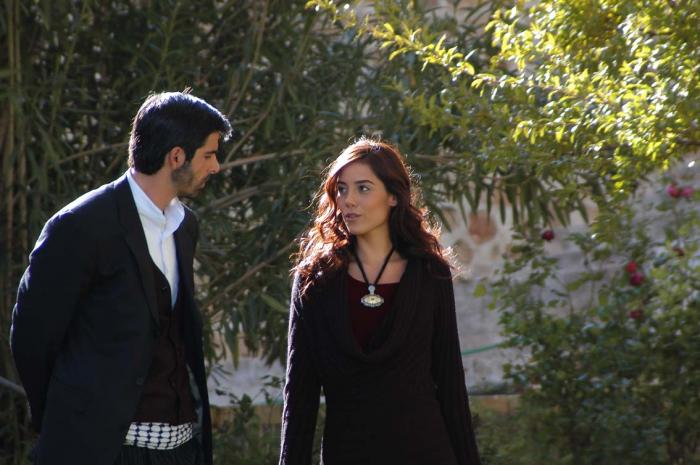 Mehmet Akif Alakurt și Cansu Dere se privesc