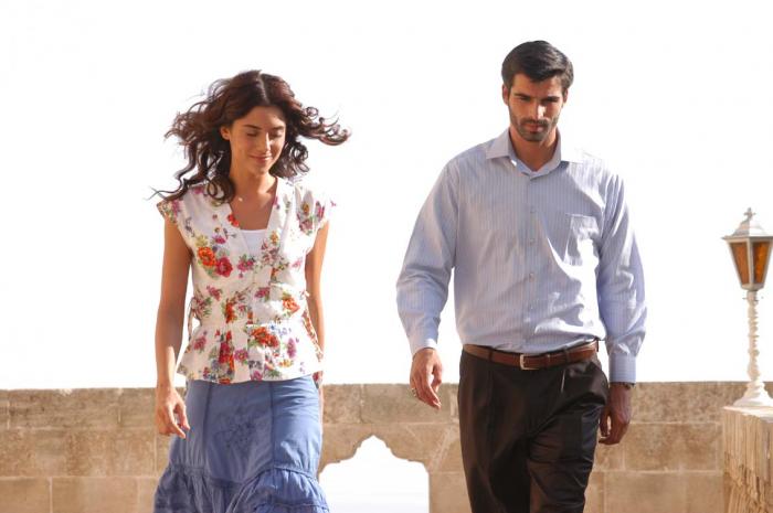 Mehmet Akif Alakurt și Cansu Dere merg unul lângă celălalt