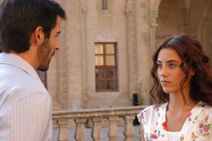 Mehmet Akif Alakurt și Cansu Dere se privesc