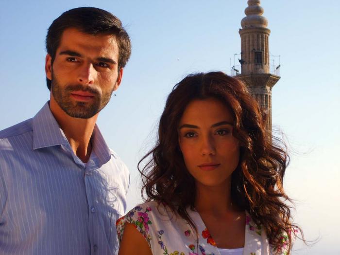 Mehmet Akif Alakurt și Cansu Dere stau unul lângă celălalt