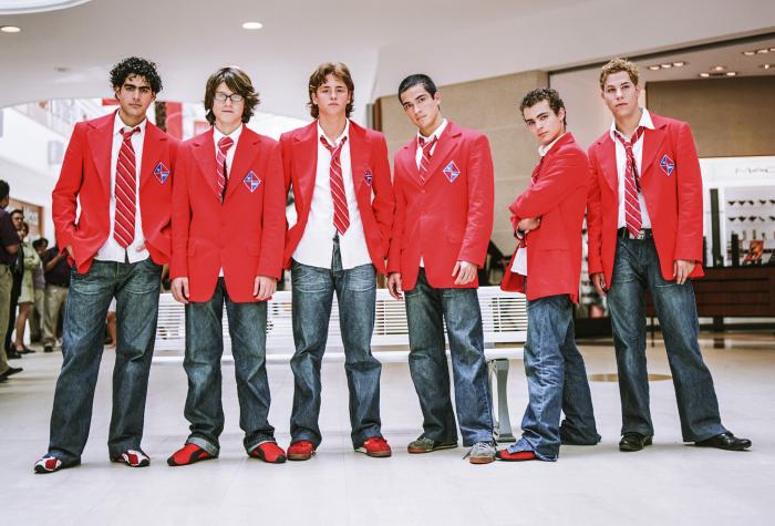 Actorii din Rebelde îmbrăcați în uniformă