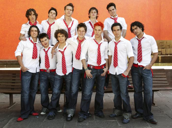 Actorii din Rebelde poartă uniforma specifică