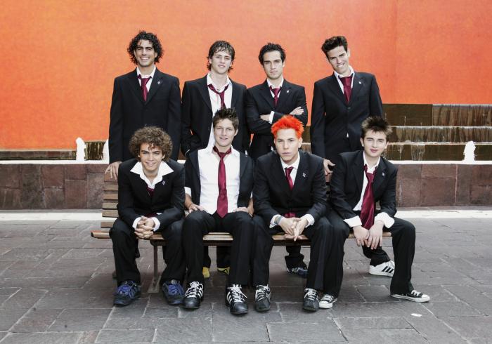 Actorii din Rebelde poartă uniformele specifice