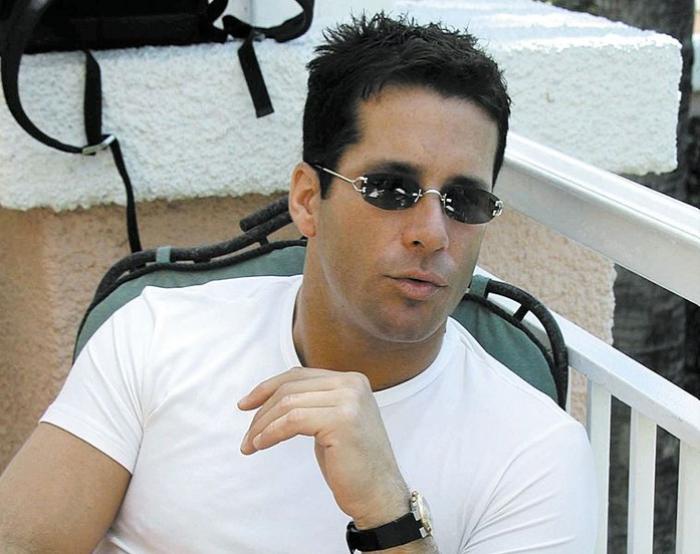 Fernando Carillo poartă un tricou alb și ochelari de soare