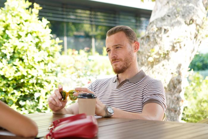 Kerem Bursin poartă un tricou deschis la culoare