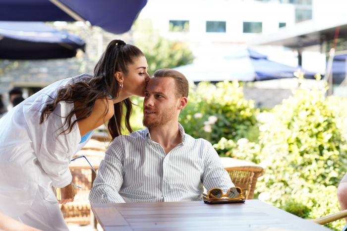 Hande Ercel îl sărută pe Kerem Bursin pe frunte